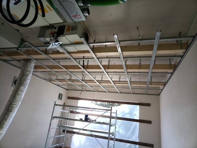 Struttura metallica di un controsoffitto in cartongesso in posa